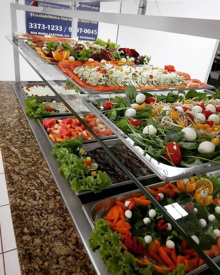 Buffet de saladas montado para refeição