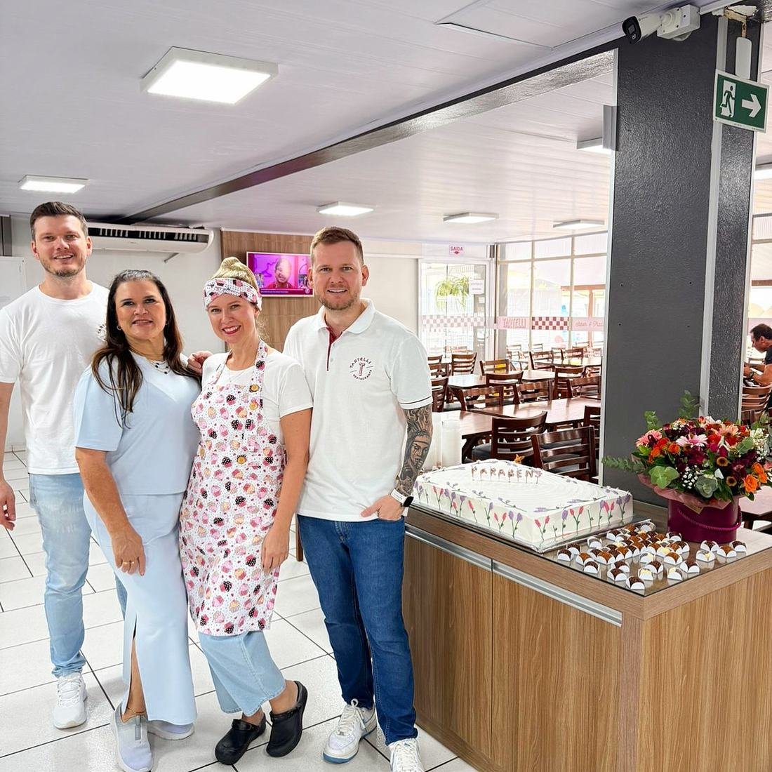 Equipe do Tartelli no salão do restaurante, ao lado do buffet