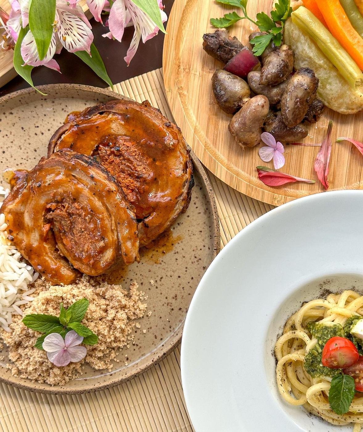 Pratos do buffet do Tartelli: carne assada, legumes e massa