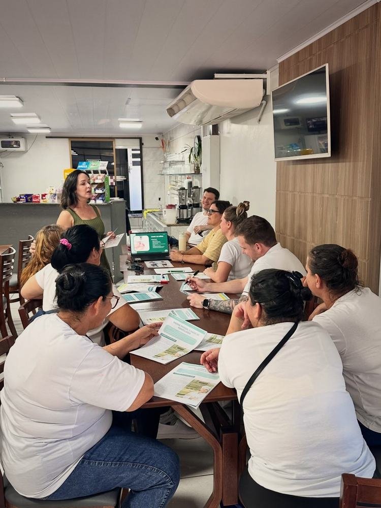 Equipe do Tartelli em treinamento de boas práticas com a nutricionista